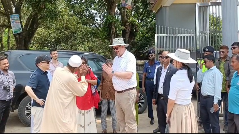 চাঁপাইনবাবগঞ্জে গৌড়ের ঐতিহাসিক ছোট সোনামসজিদ পরিদর্শন করলেন মার্কিন রাষ্টদূত ক্রিস্টেনসেন